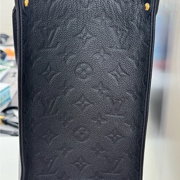 Louis Vuitton ON-THE-GO MM Black Leather Embossed Monogram - Picture 4 of 12